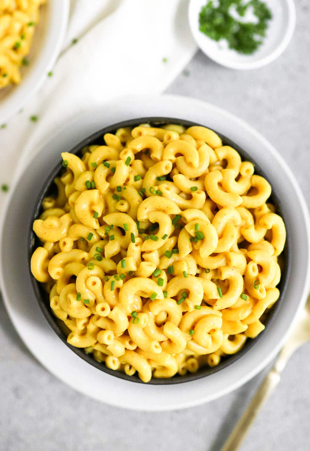 photo of Mac and cheese in a black bowl