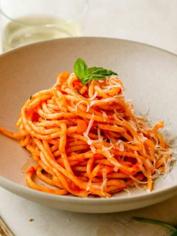 pomodoro pasta in a bowl.